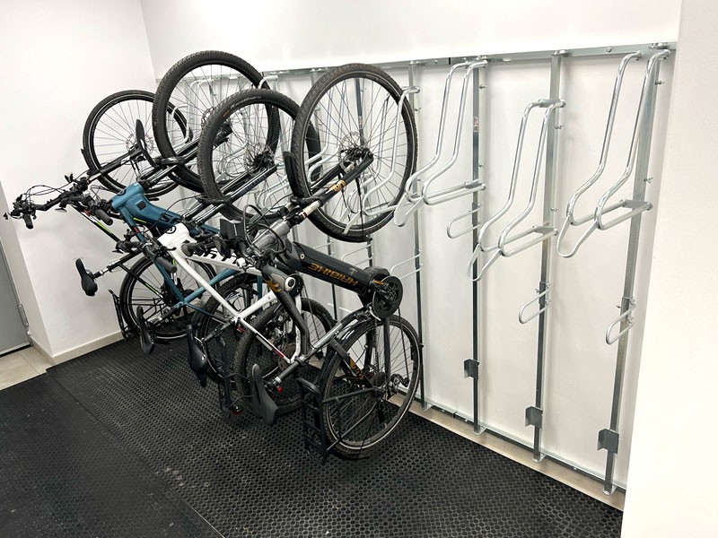 Wieszak na rowery LIFT-4 PREMIUM (4 stanowiska) na profilu nośnym